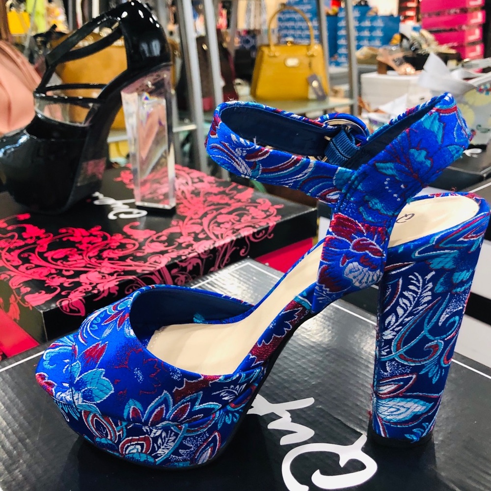 Chunky High Heels for an Extra Posh Look 👡 - Picture 2 of 6